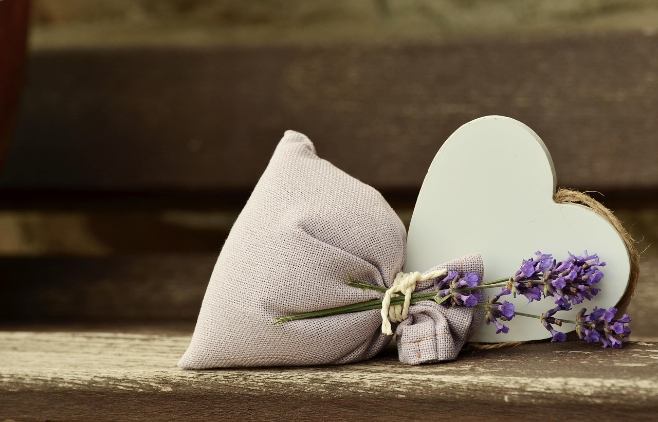 Lavender Oil vs Synthetic Lavender Fragrance: What's the Difference?